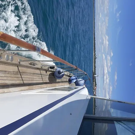 Yacht A Quai Natacha ספינת מלון *