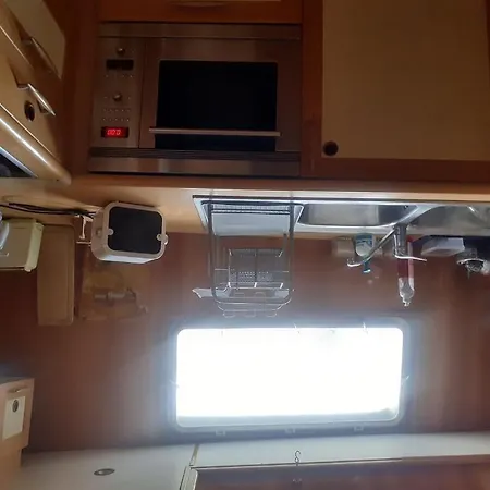 Yacht A Quai Natacha ספינת מלון *