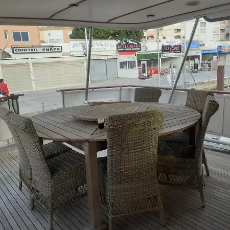 Yacht A Quai Natacha ספינת מלון Aramon