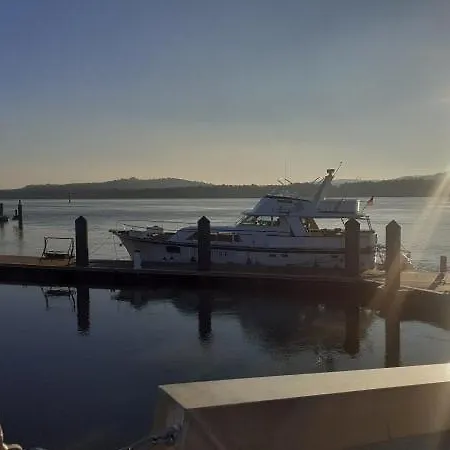 Yacht A Quai Natacha *