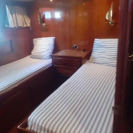 ספינת מלון Yacht A Quai Natacha
